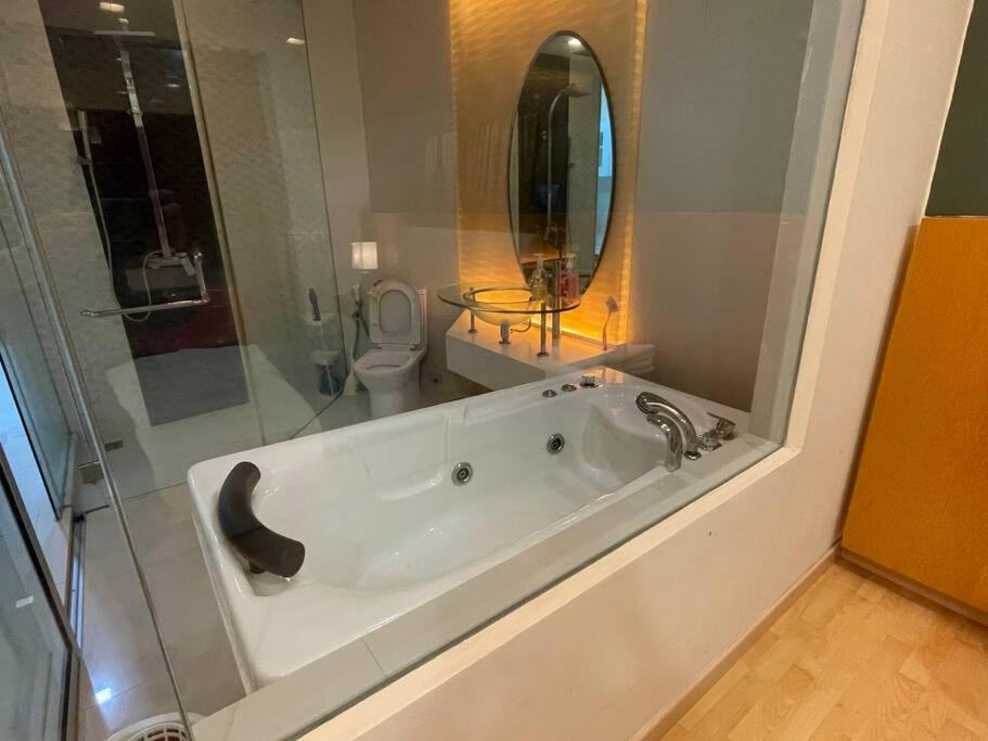Apartment Stylish Romantic Couples Getaway At Kl 1419